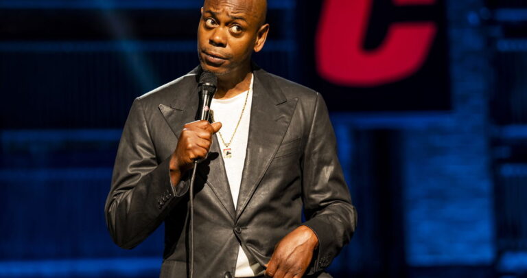 Dave Chappelle fustige le GOP pour avoir « militarisé » ses blagues anti-trans. Ses critiques trans ne sont pas impressionnés. Dave Chappelle fustige le GOP pour avoir « militarisé » ses blagues anti-trans. Ses critiques trans ne sont pas impressionnés.