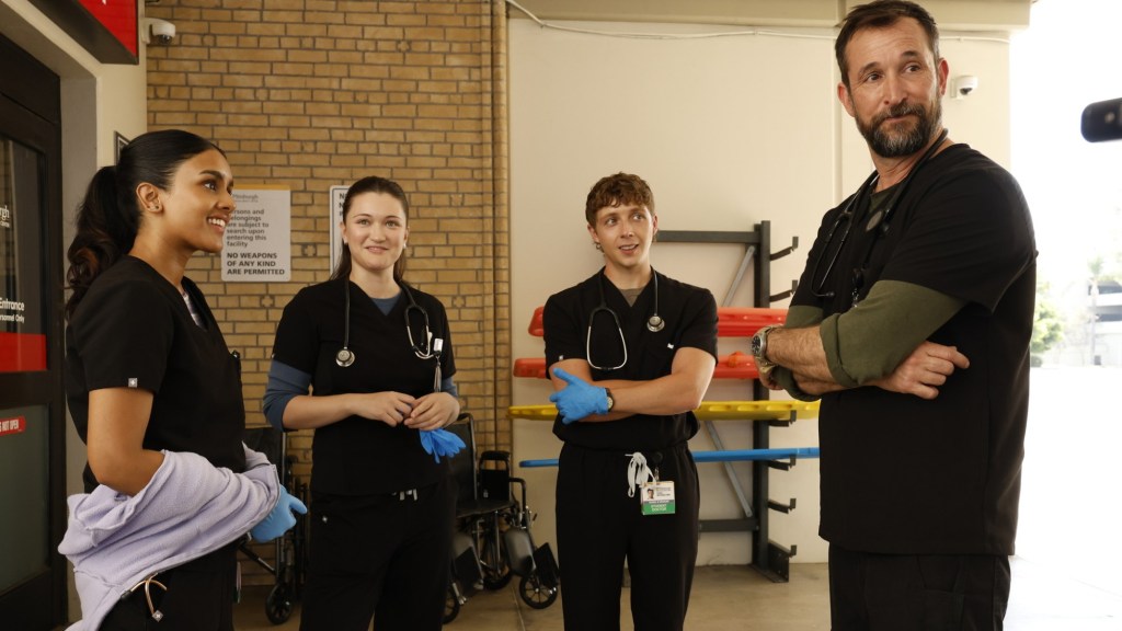 toujours du Pitt, quatre membres du personnel médical dans une entrée