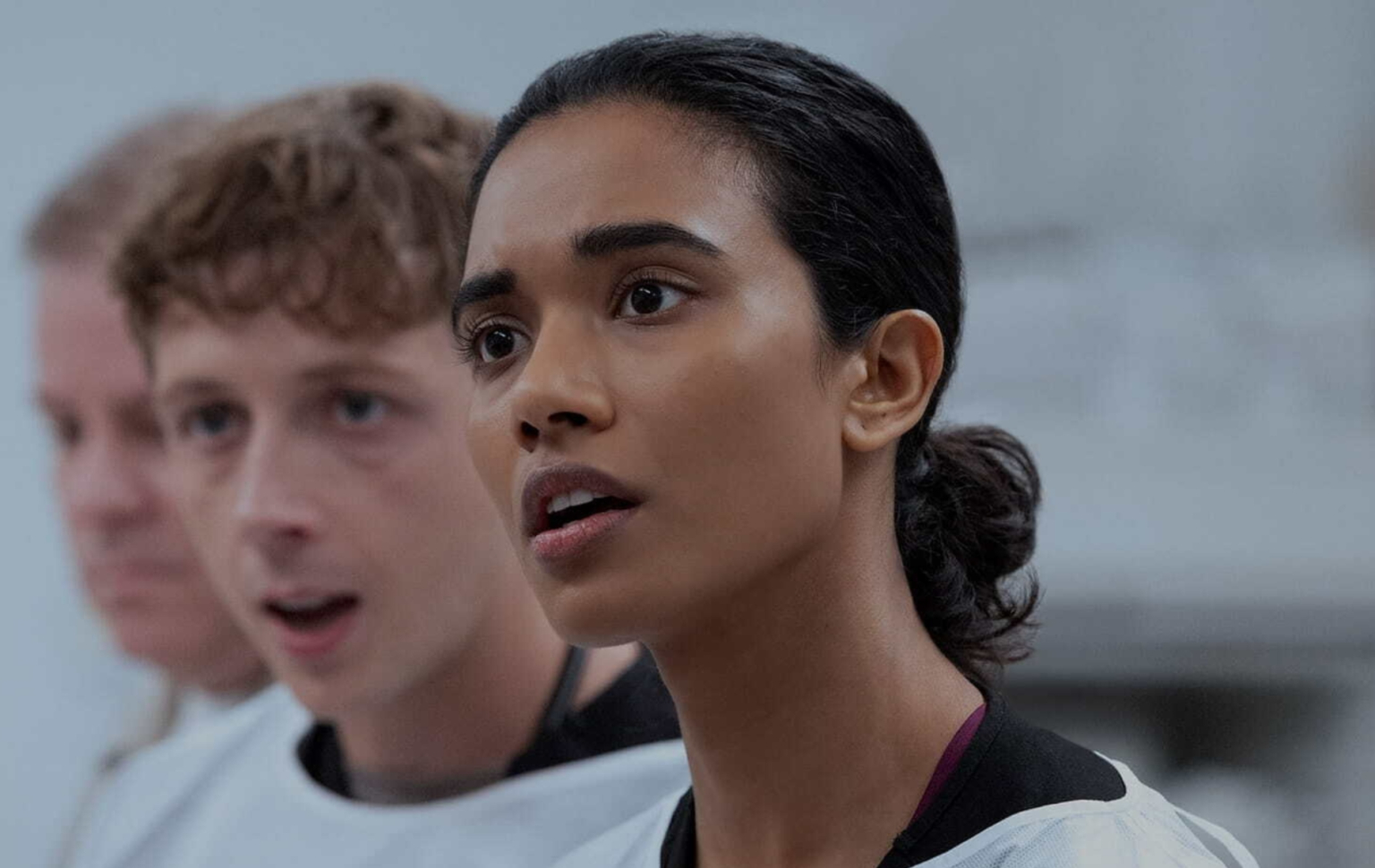 La star du drame médical à succès The Pitt parle de son expérience avec la dysphorie de genre Supriya Ganesh in The Pitt