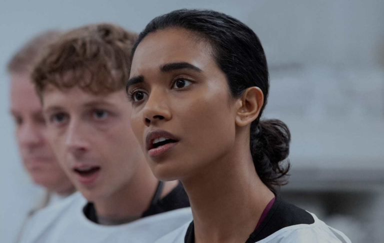 La star du drame médical à succès The Pitt parle de son expérience avec la dysphorie de genre Supriya Ganesh in The Pitt