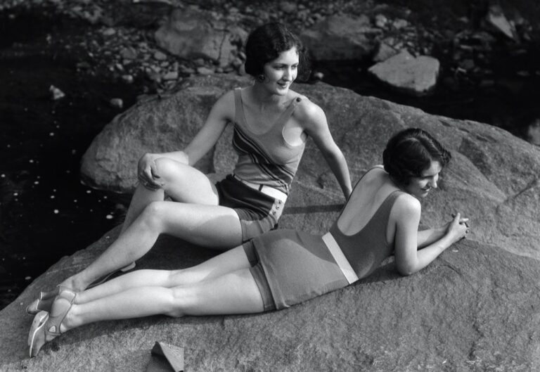 L’histoire vraie et absurde de l’interdiction du lesbianisme qui n’a jamais existé – et pourquoi des hommes terrifiés l’ont abandonnée Two women relaxing on a rock in the 1920s