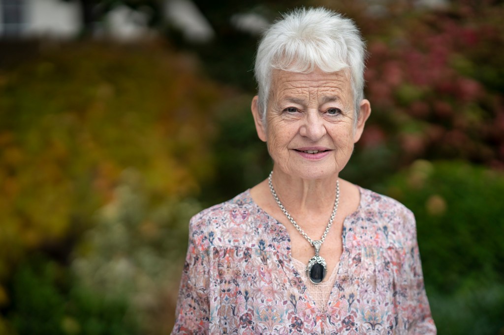 Jacqueline Wilson dans un haut fleuri