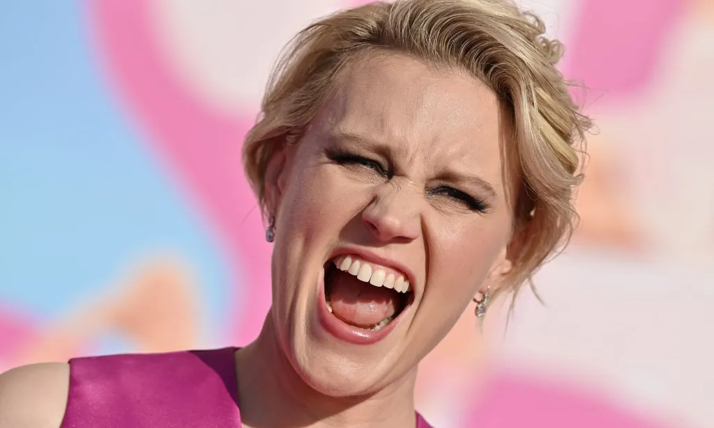 Kate McKinnon, photographiée en train de crier lors d'une première de Barbie.