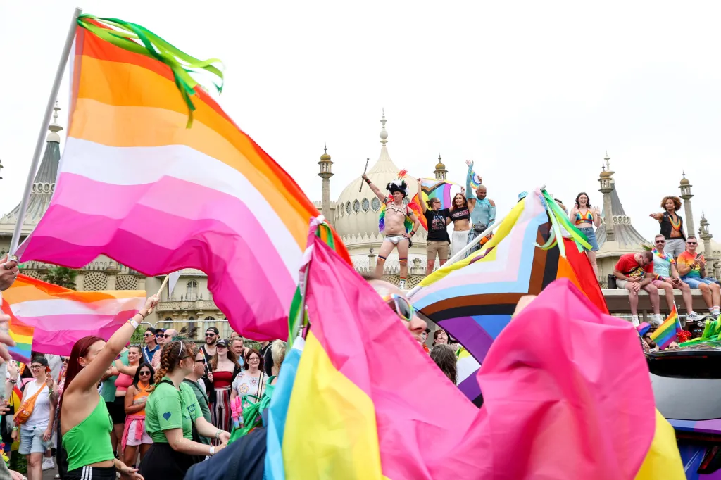 Fierté à Brighton, drapeaux lesbiens et gens en fête