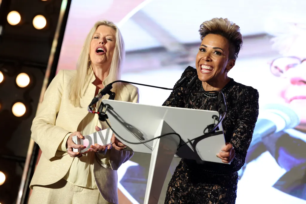 Jacquie Lawrence et Dame Kelly Holmes sur scène lors des DIVA Awards 2024.