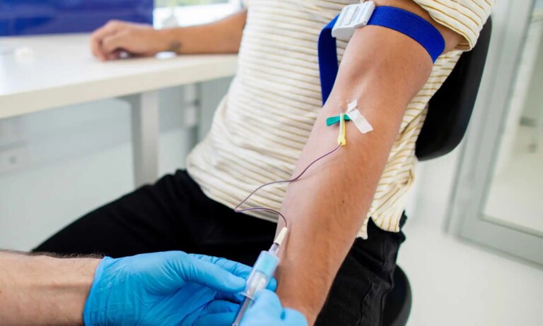 Des milliers d'Australiens LGBTQ+ supplémentaires peuvent désormais donner du sang après un changement majeur des règles A report has shown no evidence of issues since more gay and bi men became able to donate blood.