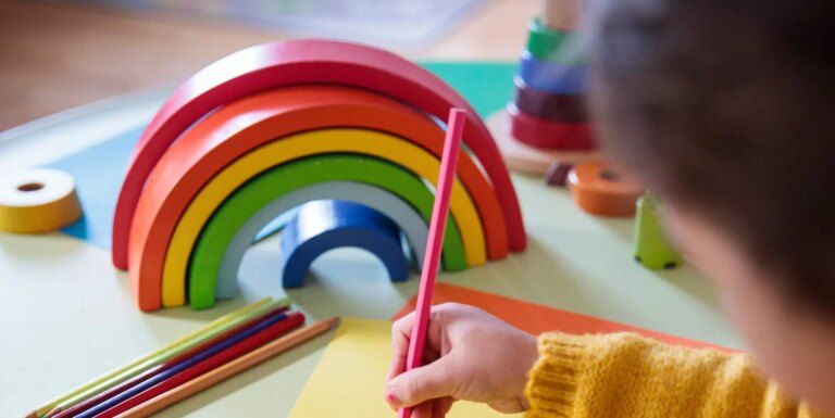 Les familles LGBTQ+ pourraient se voir interdire l’accès aux écoles maternelles dans une affaire devant la Cour suprême Preschooler with a rainbow toy