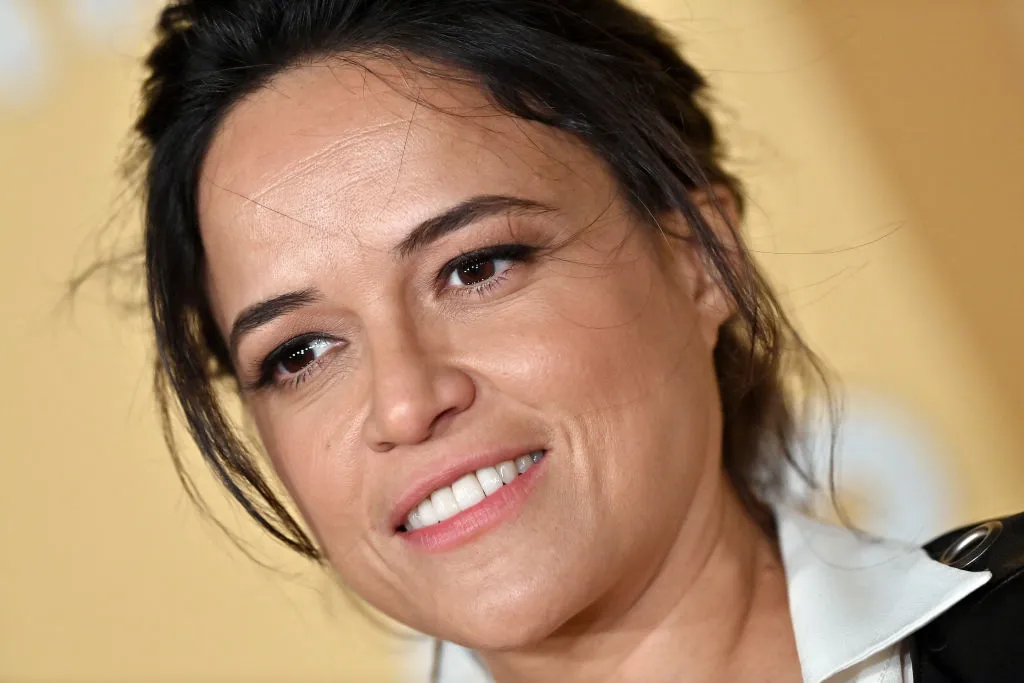 Michelle Rodriguez dans une chemise à col blanc avec les cheveux attachés