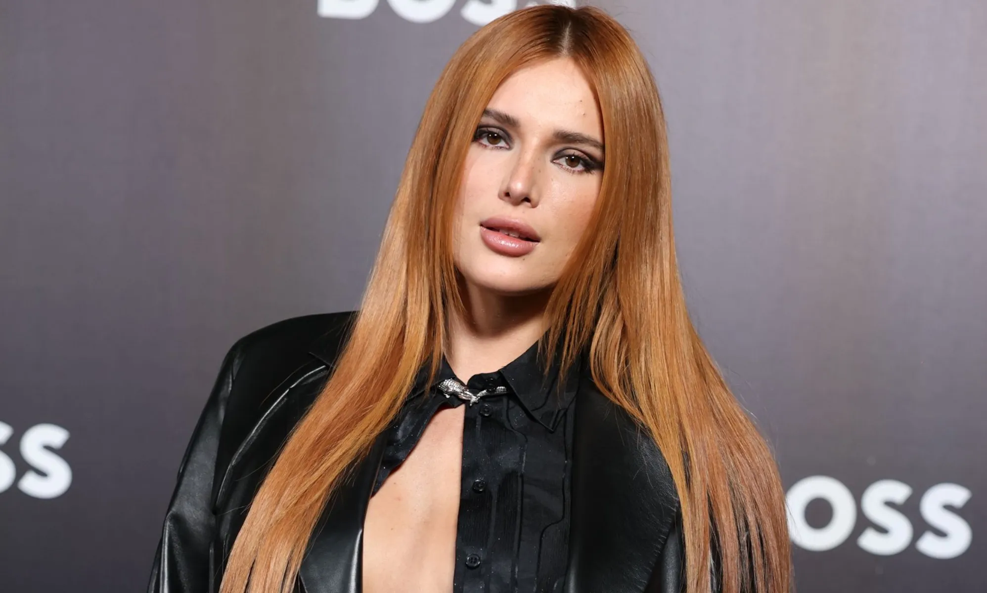 Une photo de l'actrice américaine Bella Thorne portant un haut noir alors qu'elle se fait prendre en photo lors d'un événement sur le tapis rouge. (Getty)
