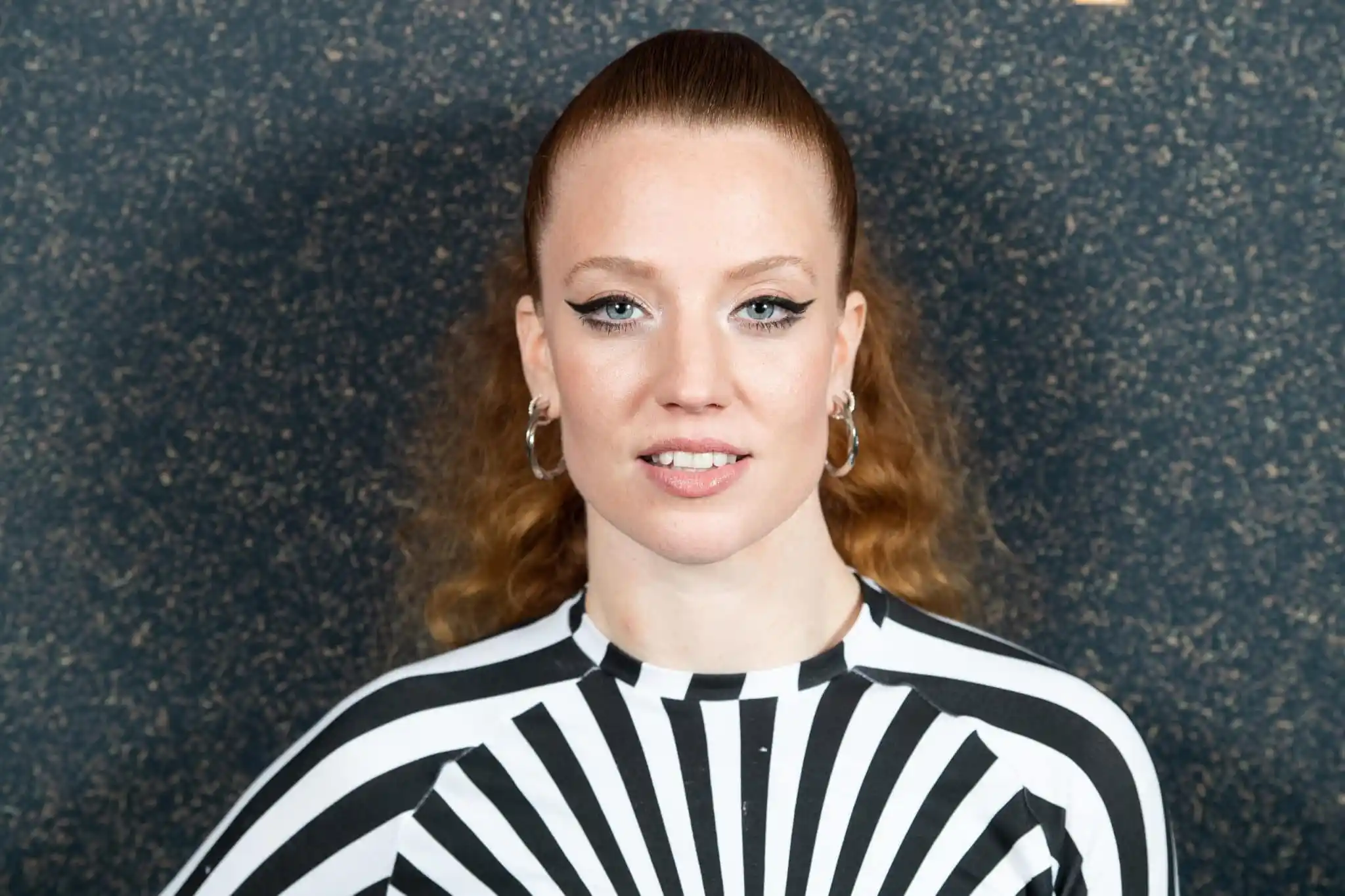 Jess Glynne porte une robe noire et blanche