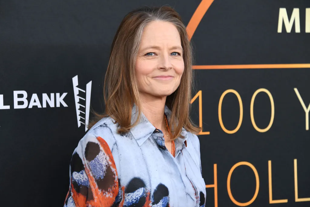 Jodie Foster dans une chemise à motifs bleue