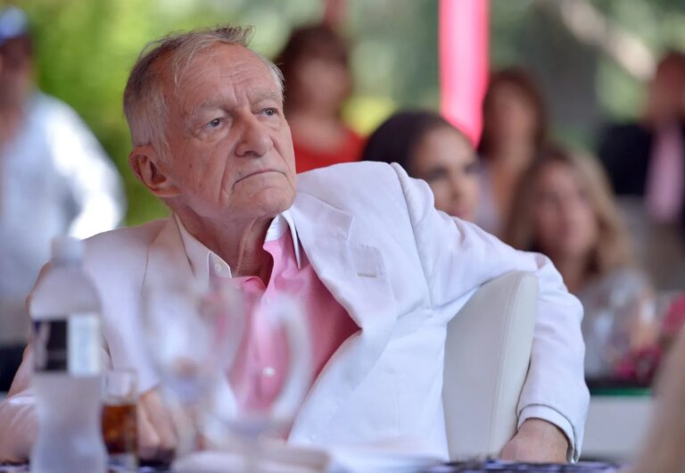 21 célébrités dont vous ignoriez qu'elles sont gays, bisexuelles ou lesbiennes Hugh Hefner attends Playboy