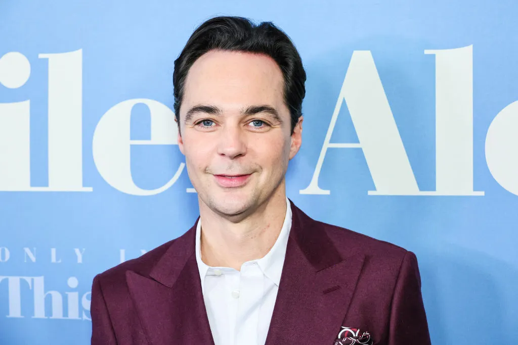 La star de Big Bang Theory, Jim Parsons, dans un costume bordeaux et une chemise blanche