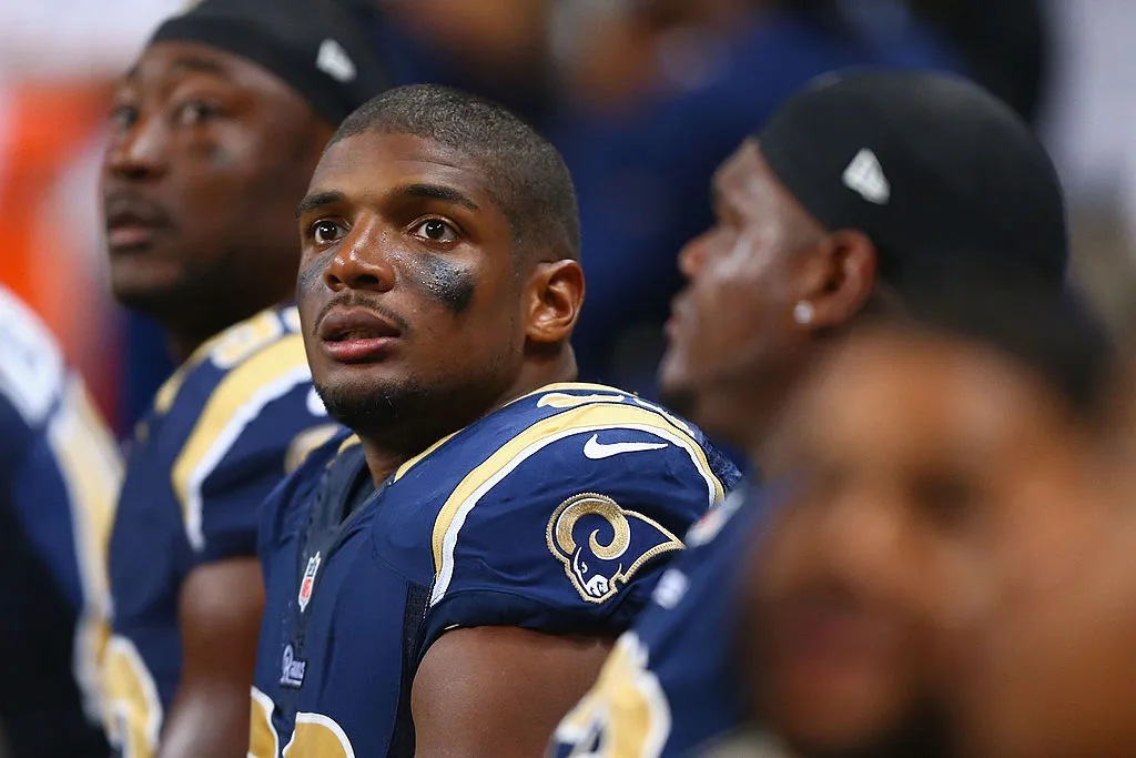 Michael Sam #96 des Rams de St. Louis regarde depuis le banc pendant la seconde moitié d'un match de pré-saison contre les Saints de la Nouvelle-Orléans au Edward Jones Dome le 8 août 2013 à St. Louis, Missouri. Les Saints ont battu les Rams 26-24.