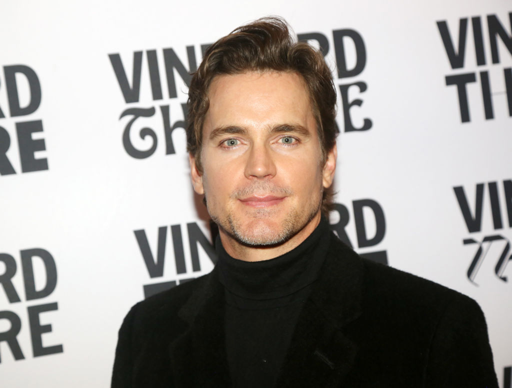 Matt Bomer dans un col roulé noir et une veste noire