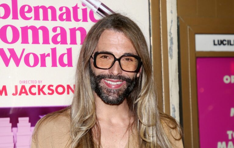 Jonathan Van Ness brise le silence sur la fin « douce-amère » de Queer Eye après le drame du casting Jonathan Van Ness smiling in sunglasses