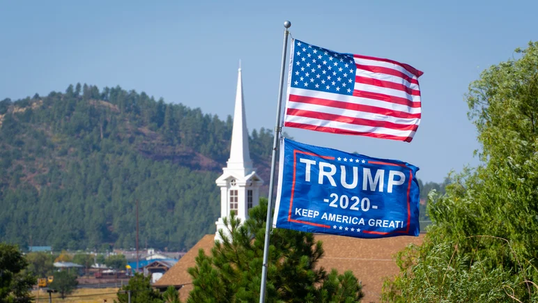 Williams, AZ/USA - 09/19/2020 : drapeau américain et drapeau Trump 2020 avec clocher d'église