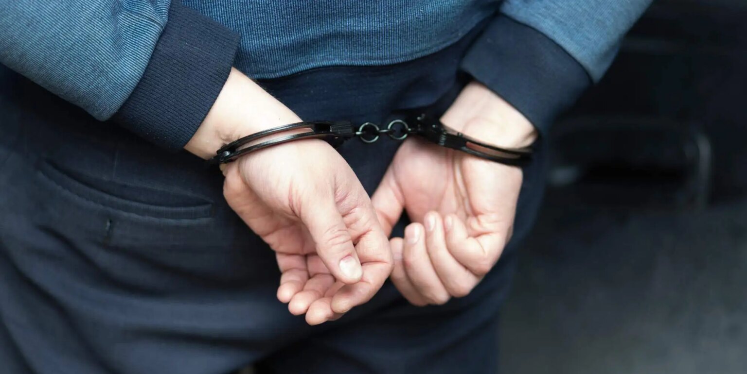 Un homme arrêté en lien avec un incendie au club LGBTQ+ de Milton Keynes, Pink Punters a man in handcuffs