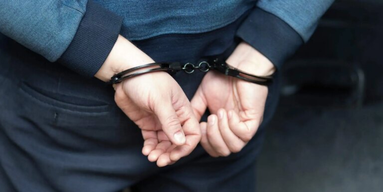 Un homme arrêté en lien avec un incendie au club LGBTQ+ de Milton Keynes, Pink Punters a man in handcuffs