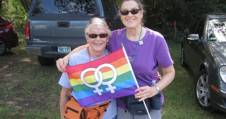 Partagez vos photos de la Pride avec nous et nous aiderons vos couleurs à briller pour le monde. Partagez vos photos de la Pride avec nous et nous aiderons vos couleurs à briller pour le monde.