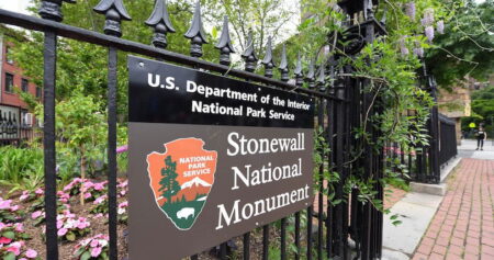 Administrateur de Trump. des grottes aux militants LGBTQ+ et des feux verts arborant le drapeau de la fierté au-dessus du monument de Stonewall