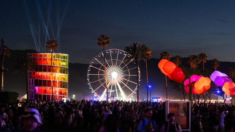 Aperçu de Coachella 2026 : artistes LGBTQ+, têtes d'affiche qui marquent l'histoire et à quoi s'attendre Logo