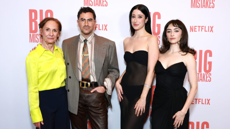 « Big Mistakes » fait ses débuts à New York avec Dan Levy menant une soirée glamour avant les débuts de Netflix Logo