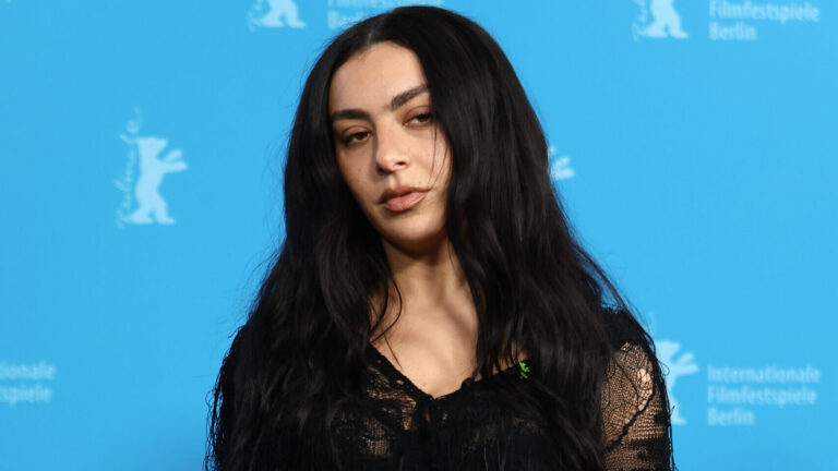 Charli XCX déclare « La piste de danse est morte » alors qu'elle taquine son nouvel album rock Logo