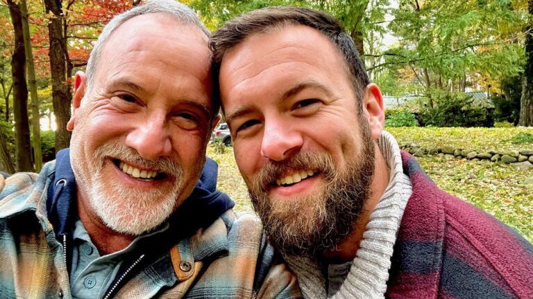 Dans la réflexion honnête de Mike Maimone sur le deuil et la guérison après la perte d'un être cher Logo