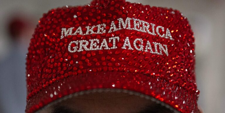 Dans le monde solitaire des hommes gays de MAGA A rhinestoned MAGA cap