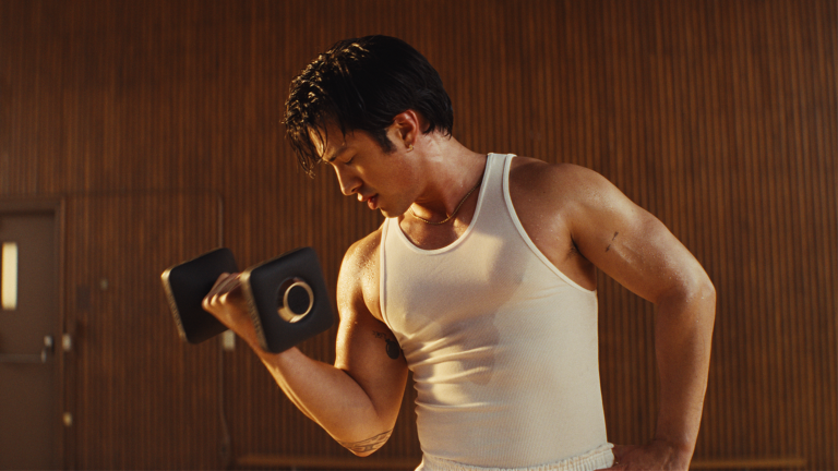 Hudson Williams réchauffe la nouvelle campagne de Peloton avec un fanfaronnade qui vous fera également dégouliner de sueur Logo