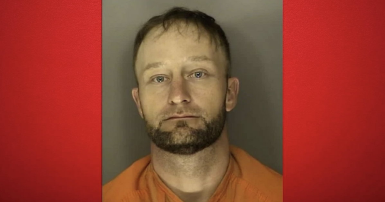 Il aurait attaqué une discothèque LGBTQ+. Maintenant, il fait face à la musique. Il aurait attaqué une discothèque LGBTQ+. Maintenant, il fait face à la musique.