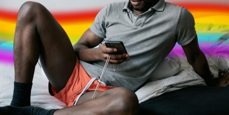 « J'ai survécu à une violente attaque parce que je suis homosexuel au Nigeria, et j'apprends encore à vivre après » Black man on phone