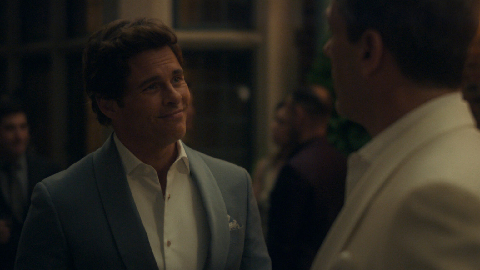 James Marsden dit que son rôle de « vos amis et voisins » l'a poussé hors de sa zone de confort (exclusif) Logo