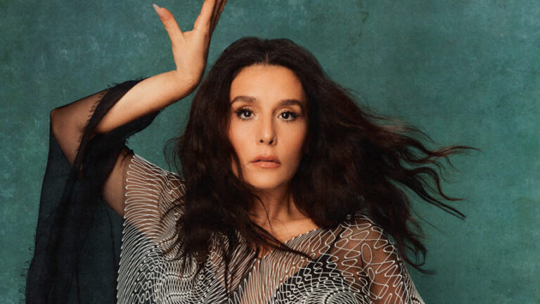 Jessie Ware dit que « Superbloom » est son album le plus honnête et que les fans queer l'ont rendu possible Logo