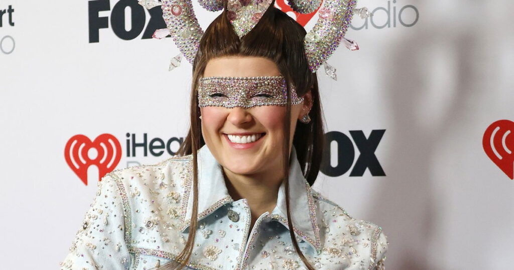 JoJo Siwa souligne qu'elle est toujours homosexuelle alors qu'elle sort avec un homme : « Je ne pourrais jamais dire que je suis hétéro » JoJo Siwa souligne qu'elle est toujours homosexuelle alors qu'elle sort avec un homme : "Je ne pourrais jamais dire que je suis hétéro"