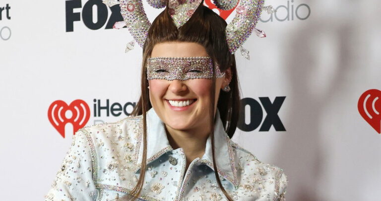 JoJo Siwa souligne qu'elle est toujours homosexuelle alors qu'elle sort avec un homme : « Je ne pourrais jamais dire que je suis hétéro » JoJo Siwa souligne qu'elle est toujours homosexuelle alors qu'elle sort avec un homme : "Je ne pourrais jamais dire que je suis hétéro"