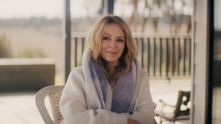 Kylie Minogue devient intime dans le documentaire Netflix 'KYLIE' et le premier aperçu tombe Logo