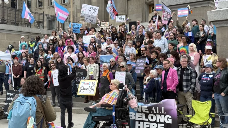 L'Idaho adopte l'une des lois anti-trans sur les toilettes les plus sévères du pays Logo