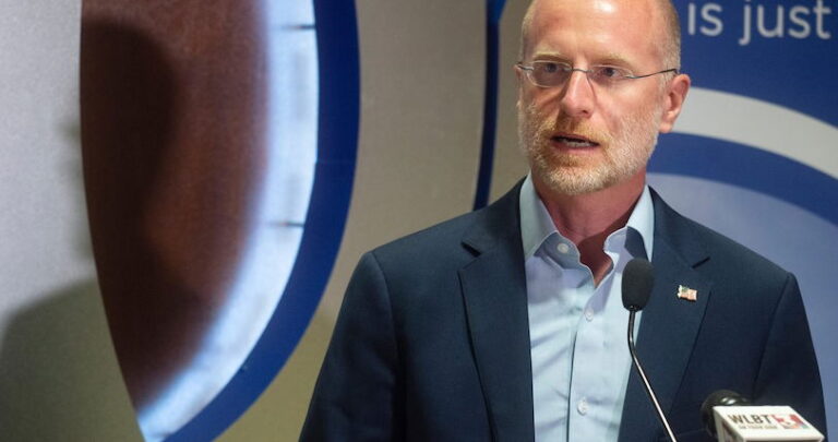 La FCC veut « policier le genre » dans les émissions télévisées pour enfants en ajoutant des avertissements sur les personnages trans La FCC veut « policier le genre » dans les émissions télévisées pour enfants en ajoutant des avertissements sur les personnages trans