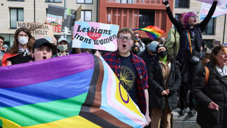 La décision de la Cour suprême sur la thérapie de conversion suscite le tollé des défenseurs LGBTQ+ Logo