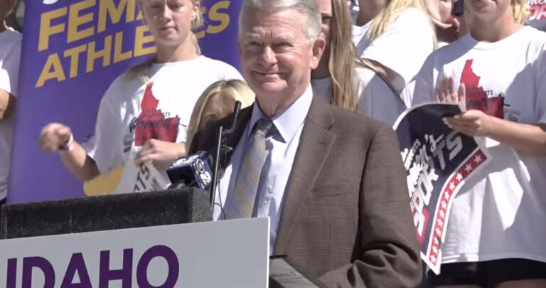 La famille d’un étudiant trans fuit l’Idaho après que l’État a adopté une loi draconienne anti-trans La famille d’un étudiant trans fuit l’Idaho après que l’État a adopté une loi draconienne anti-trans