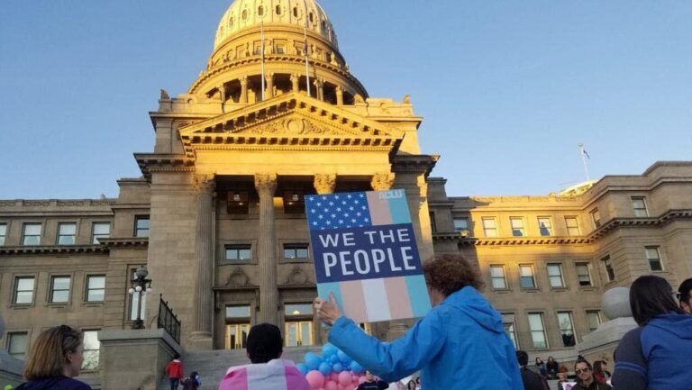 La nouvelle loi de l'Idaho oblige les écoles et les médecins à divulguer les étudiants trans aux parents Logo