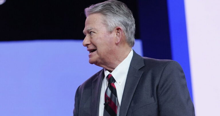 Le gouverneur du GOP signe un projet de loi anti-trans sévère pour interdire aux enfants les « transitions secrètes » Le gouverneur du GOP signe un projet de loi anti-trans sévère pour interdire aux enfants les « transitions secrètes »