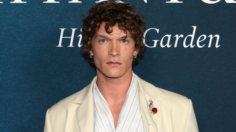 Le look Tiffany époustouflant de Connor Storrie est la seule chose dont nous parlons Logo