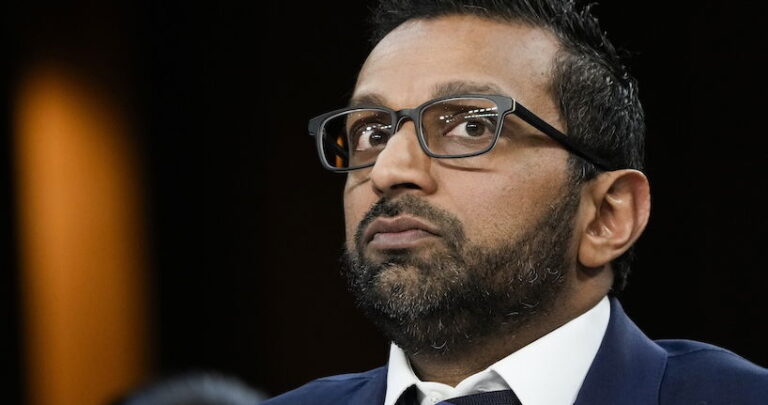 Le nouveau budget du FBI de Trump cible les « terroristes » LGBTQ+ pour lutter contre « l'extrémisme de genre » Le nouveau budget du FBI de Trump cible les « terroristes » LGBTQ+ pour lutter contre « l'extrémisme de genre »