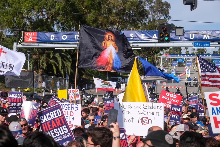 Manifestation catholique et chrétienne devant le Dodger Stadium alors que l'équipe organisait sa très controversée soirée de la fierté LGBTQ+, le vendredi 16 juin 2023 à Los Angeles.