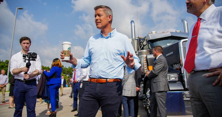 Le remplaçant de Pete Buttigieg supplie les gouverneurs de supprimer les passages pour piétons arc-en-ciel, affirmant qu'ils tuent des gens Le remplaçant de Pete Buttigieg supplie les gouverneurs de supprimer les passages pour piétons arc-en-ciel, affirmant qu'ils tuent des gens