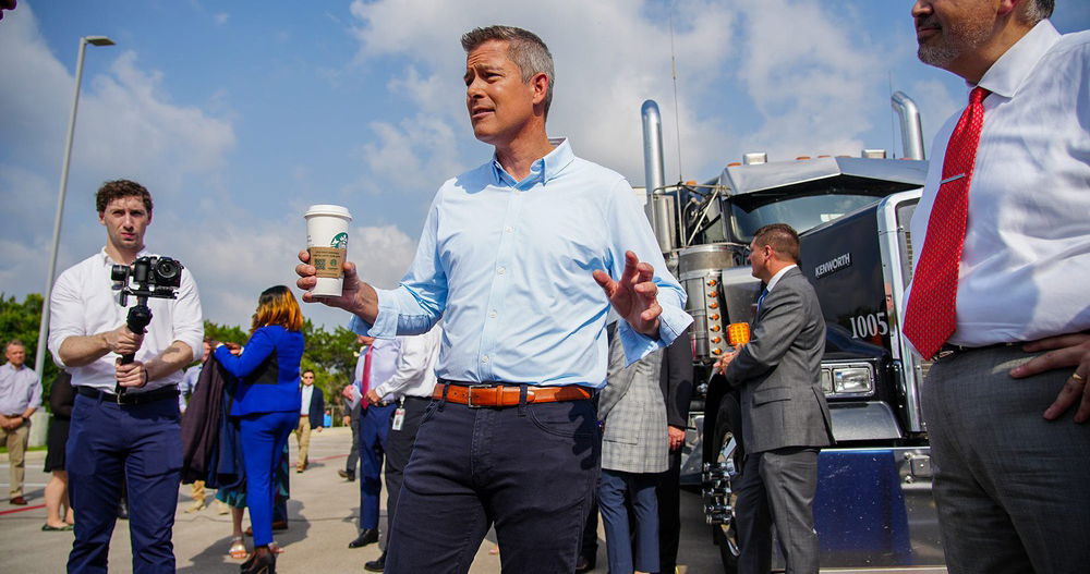 Le remplaçant de Pete Buttigieg supplie les gouverneurs de supprimer les passages pour piétons arc-en-ciel, affirmant qu'ils tuent des gens Le remplaçant de Pete Buttigieg supplie les gouverneurs de supprimer les passages pour piétons arc-en-ciel, affirmant qu'ils tuent des gens