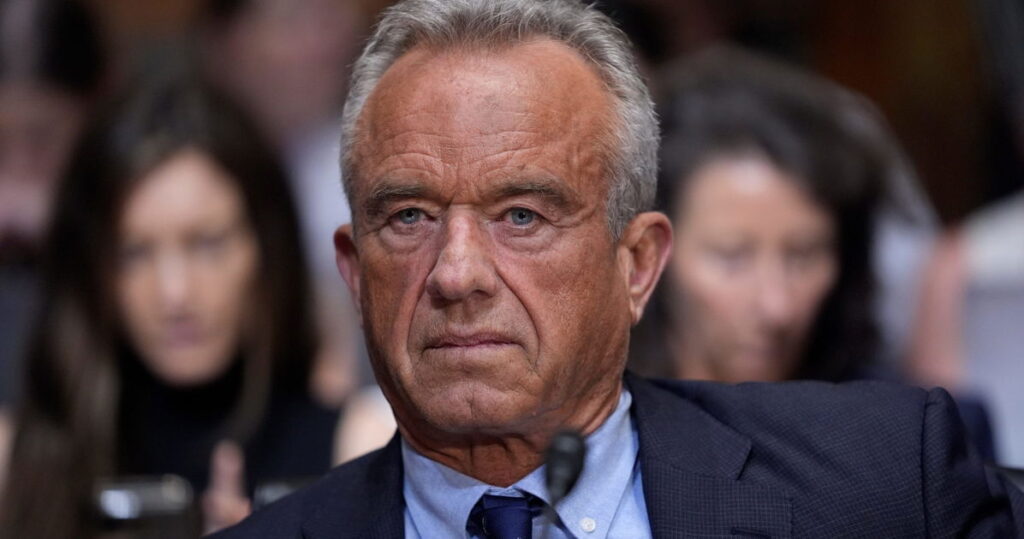 Les animateurs de télévision éclatent de rire suite au reportage de RFK Jr. qui a coupé les parties génitales d'un raton laveur mort pour les étudier Les animateurs de télévision éclatent de rire suite au reportage de RFK Jr. qui a coupé les parties génitales d'un raton laveur mort pour les étudier